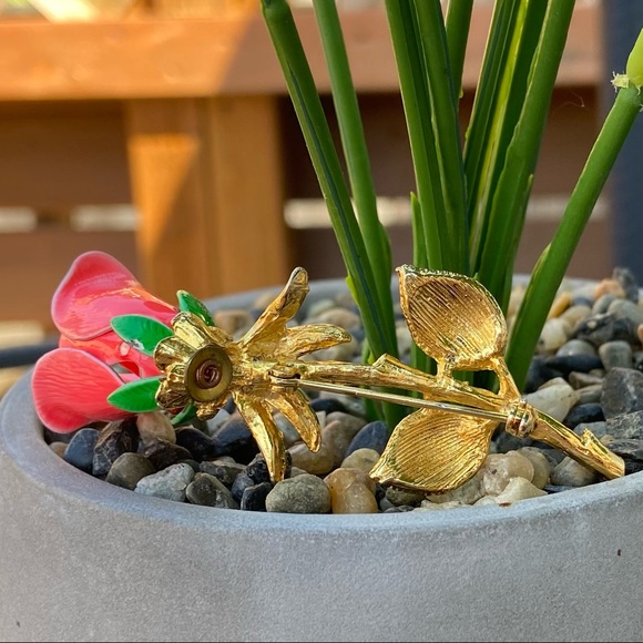 Vintage red and gold tone rose flower with enamel green leaf brooch pin. Used. - Picture 6 of 6